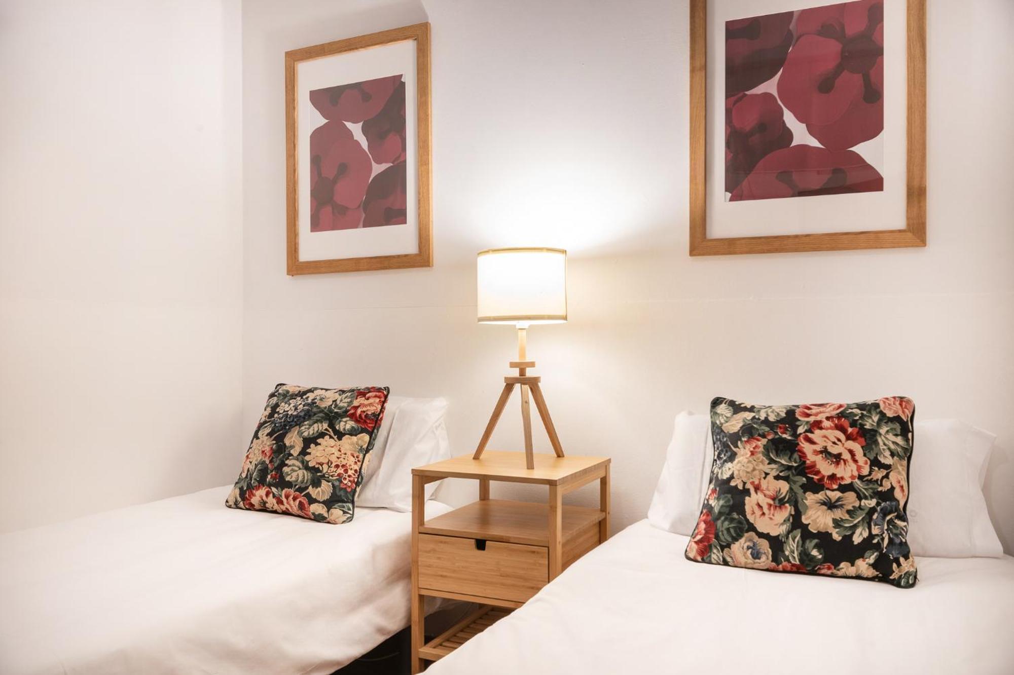 Spacious & Sunny Apt With Terrace In The City Center Barcellona Esterno foto